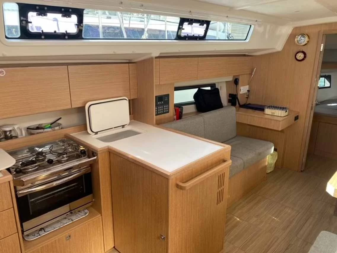Bavaria C42 (Sideways)  - 6