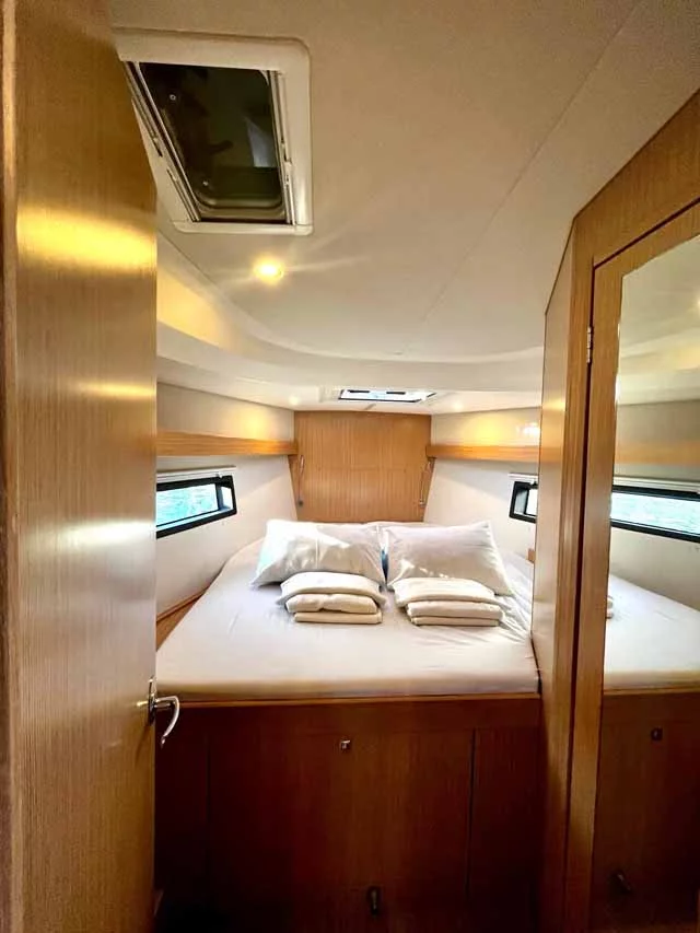 Bavaria C42 (Sideways)  - 7