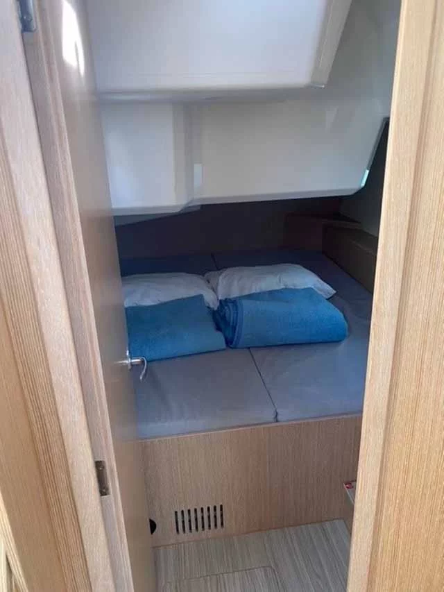 Bavaria C42 (Sideways)  - 9