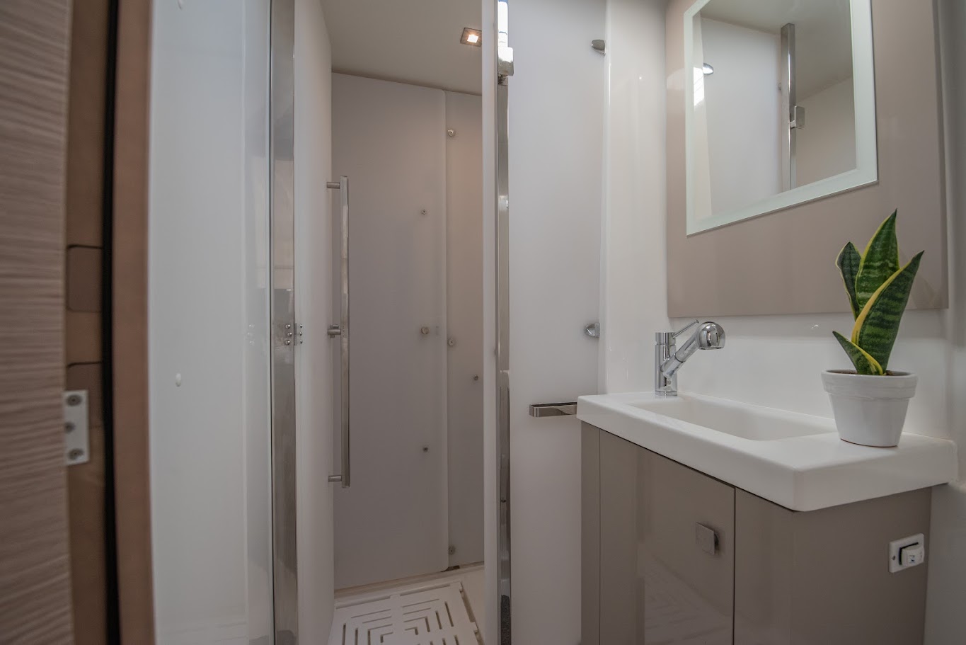 Photo #9 - Fountaine Pajot Astrea 42 - 4 + 2 cab. (Nou Nou 1) in Athens - 34688