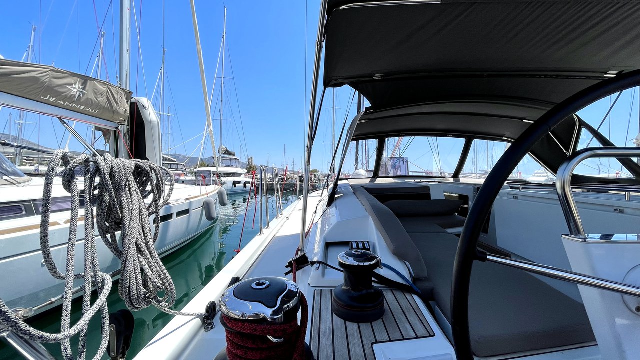 Photo #6 - Oceanis 51.1 - 5 + 1 cab. (Black Swan) en Athènes - 34757
