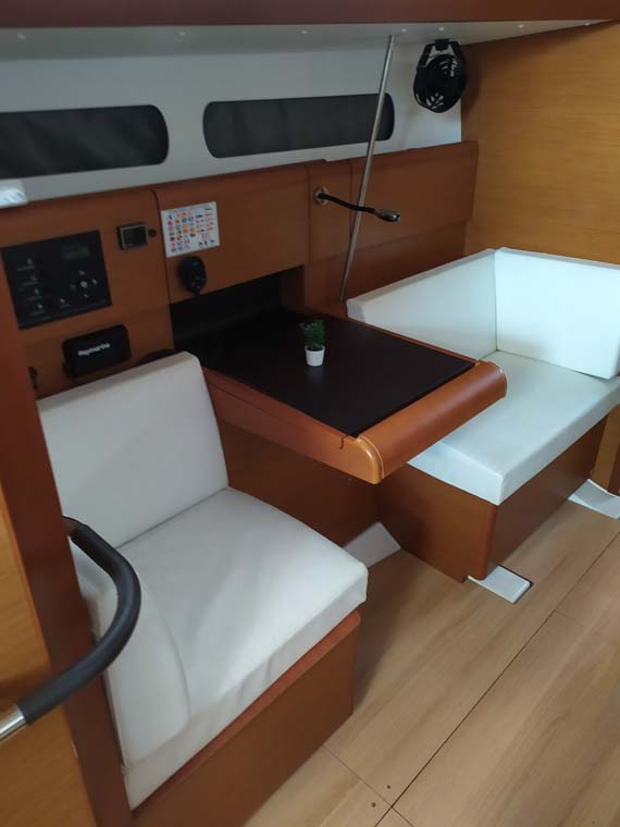 Photo #12 - Sun Odyssey 419 - 3 cab. (Mango Tango) in Trogir - 34764