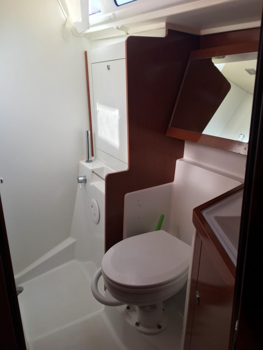 Photo #17 - Oceanis 45 - 3 cab. (ECONOMY) in Athens - 35048