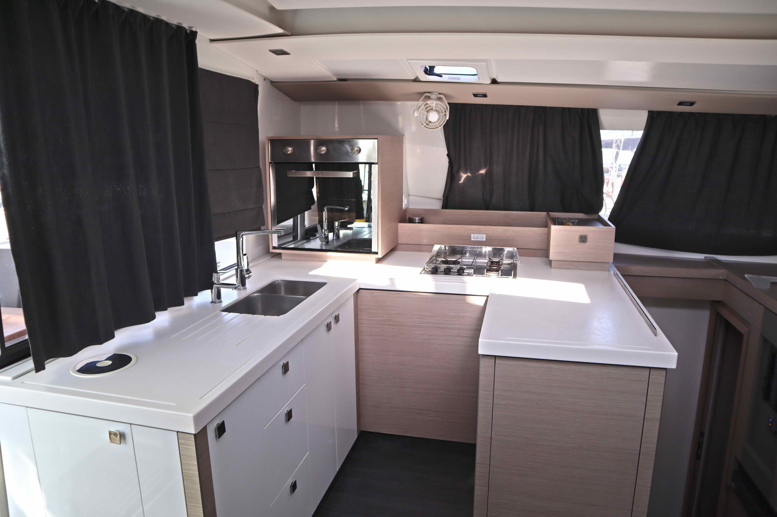 Photo #13 - Fountaine Pajot Astrea 42 - 3 + 2 cab. (CLASS) en Athènes - 35080