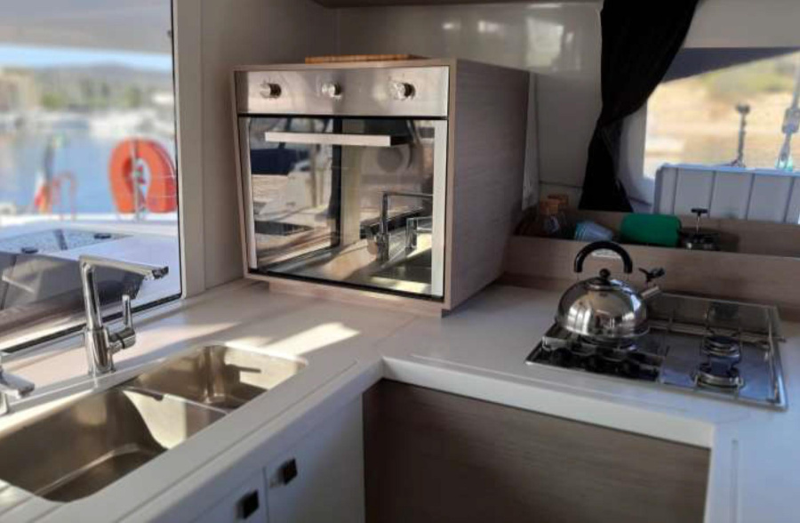 Photo #7 - Fountaine Pajot Astrea 42 - 3 + 2 cab. (CLASS) in Bormes Les Mimosas - 35168