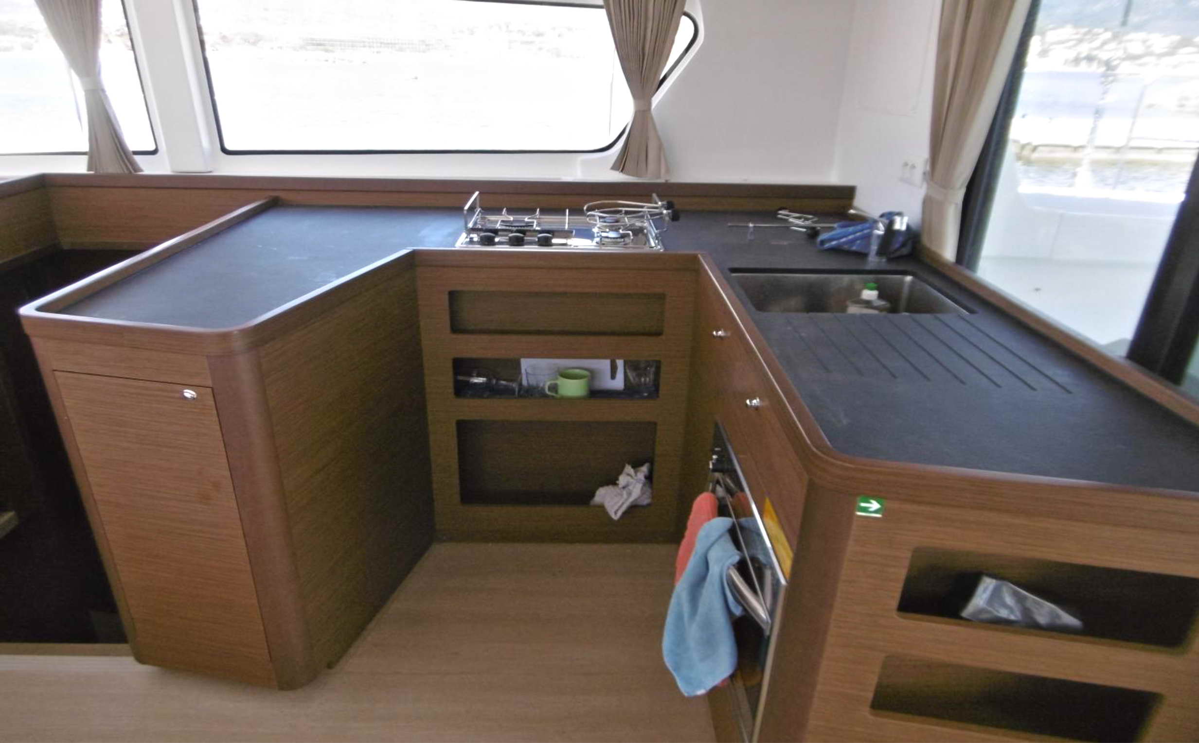 Photo #12 - Lagoon 42 - 4 + 2 cab. (ECONOMY) in Bormes Les Mimosas - 35173