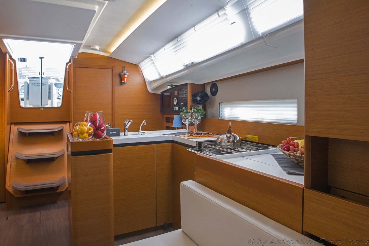 Photo #11 - Sun Odyssey 410 - 3 cab. (Artemis) in Volos - 35814