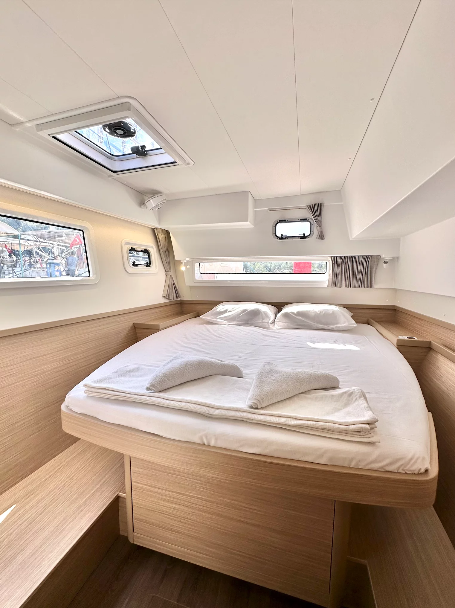 Lagoon 42 - 4 + 2 cab. (Sail Electra)  - 17