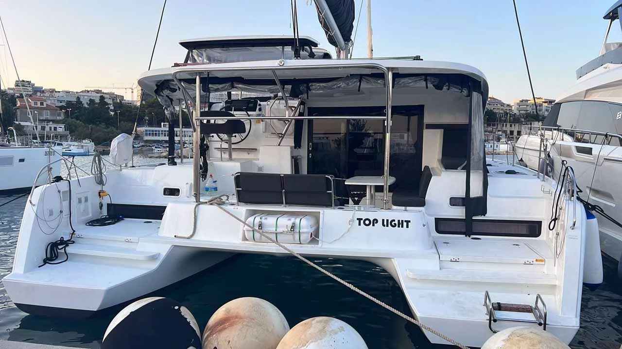 Lagoon 42 - 4 + 2 cab. (Top Light)  - 2