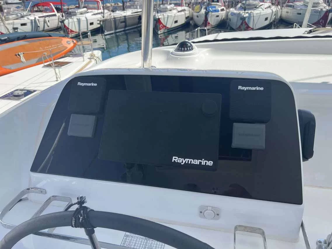Lagoon 42 - 4 + 2 cab. (Top Light)  - 6