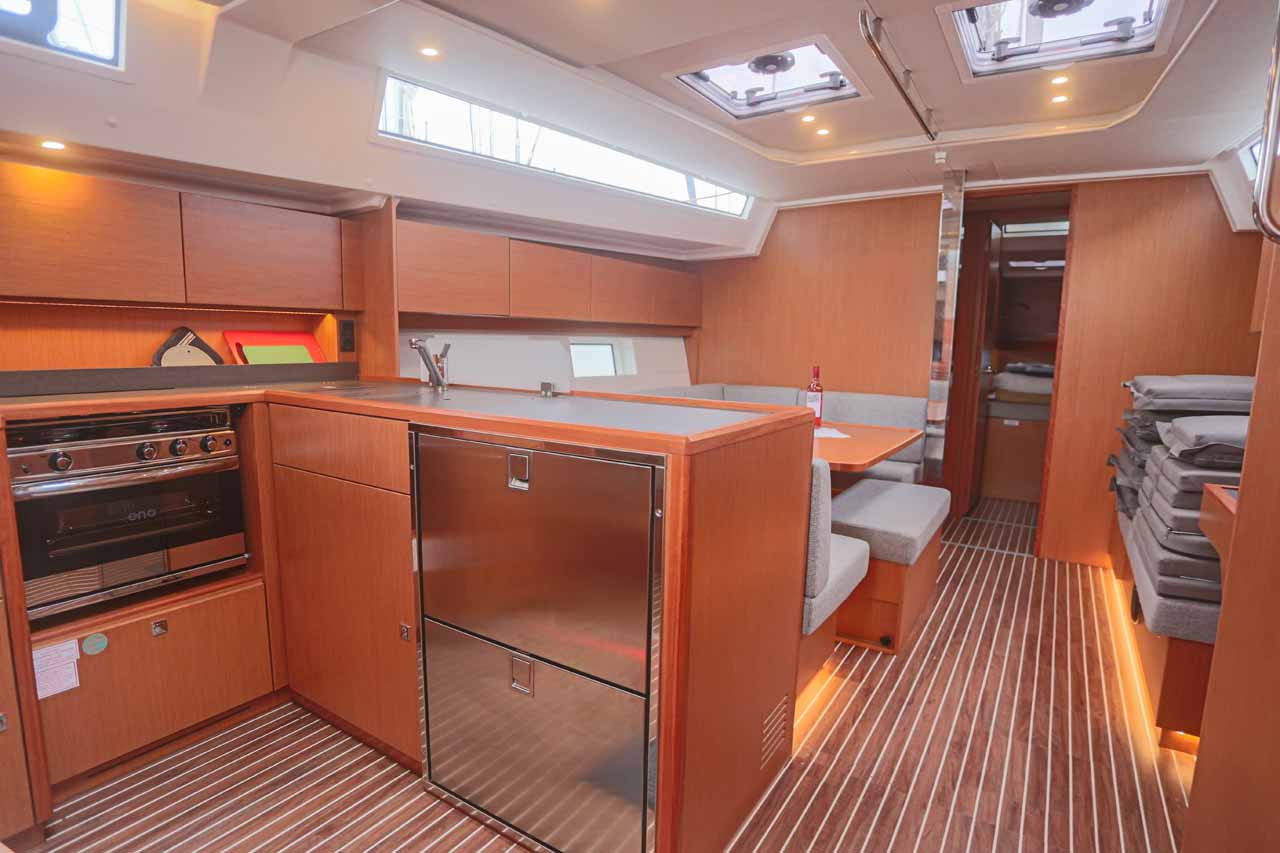 Photo #12 - Bavaria C45 - 4 cab. (Black Velvet) in Palma - 37485