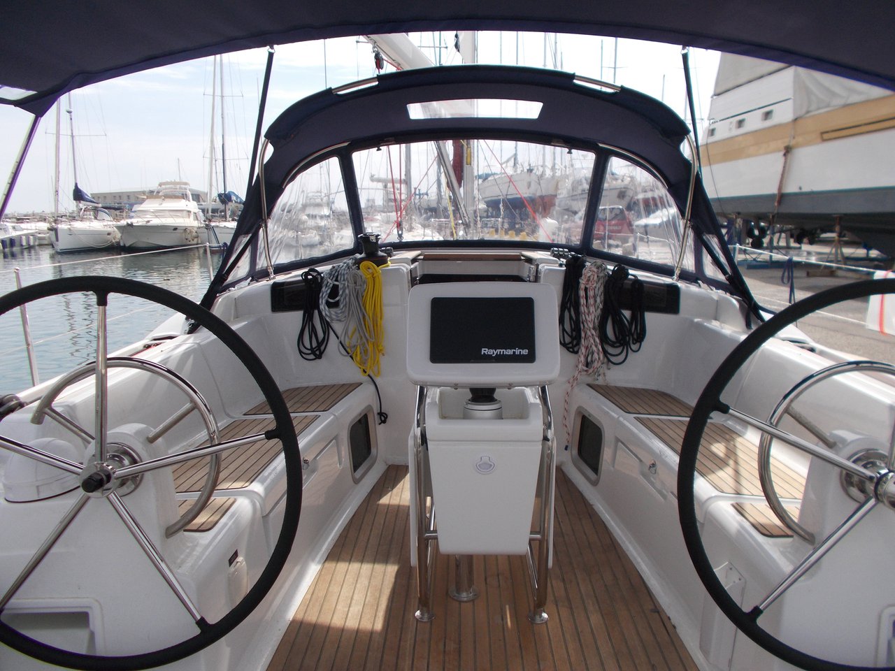 Photo #4 - Sun Odyssey 419 - 3 cab. (Dark Eyes) in Marina dell'Isola - 37536