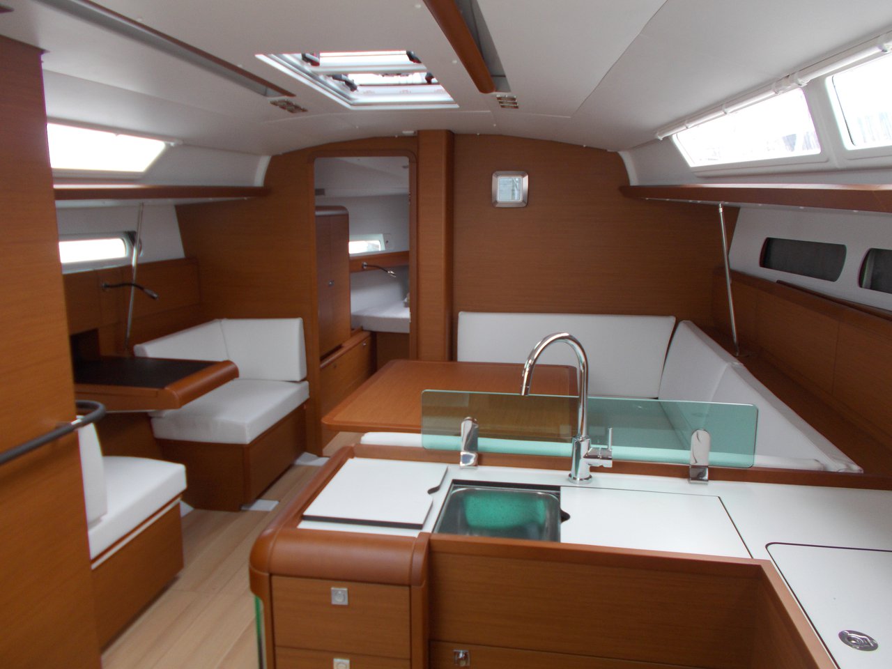 Photo #7 - Sun Odyssey 419 - 3 cab. (Dark Eyes) in Marina dell'Isola - 37536