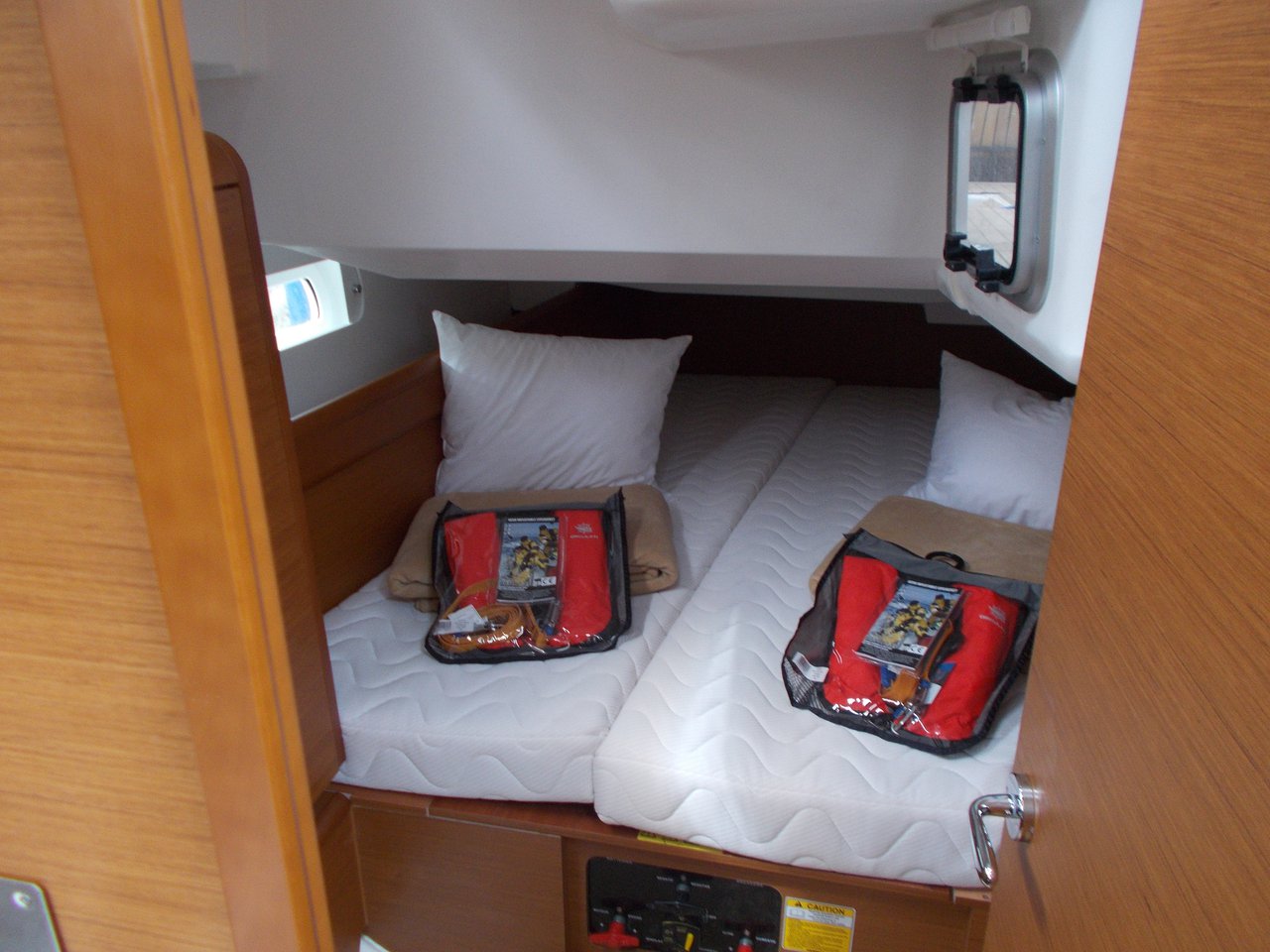 Photo #8 - Sun Odyssey 419 - 3 cab. (Dark Eyes) in Marina dell'Isola - 37536