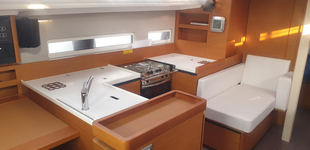 Photo #9 - Sun Odyssey 410 - 3 cab. (The song is you) in Tropea - 37643