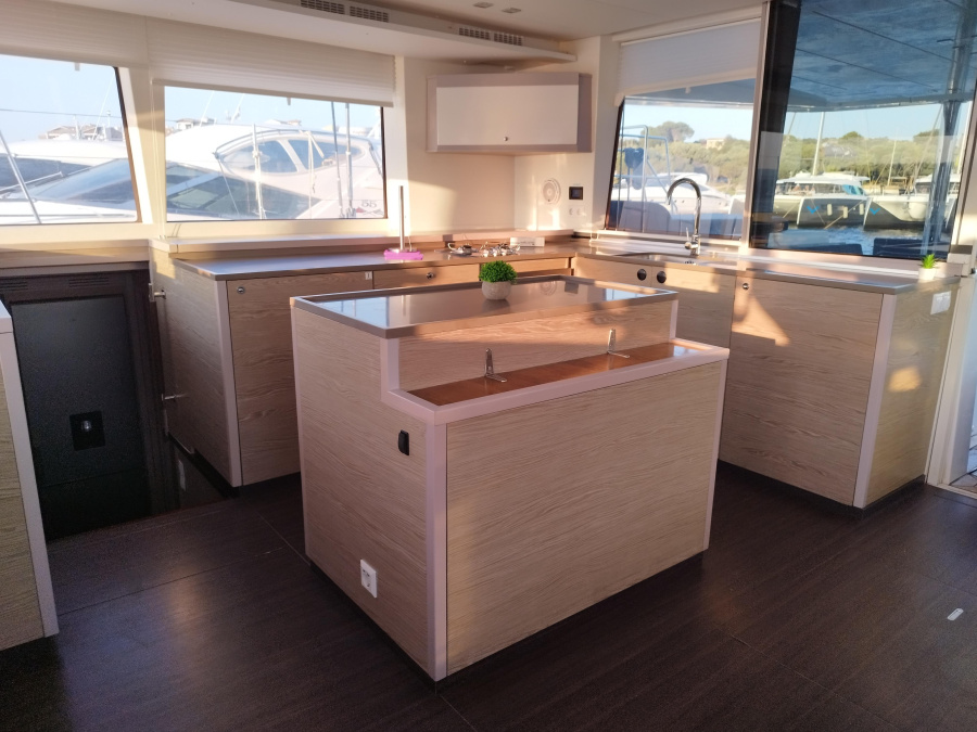 Photo #7 - Lagoon 560 - 5 cab. (Adeia II) en Porto Rotondo - 37760