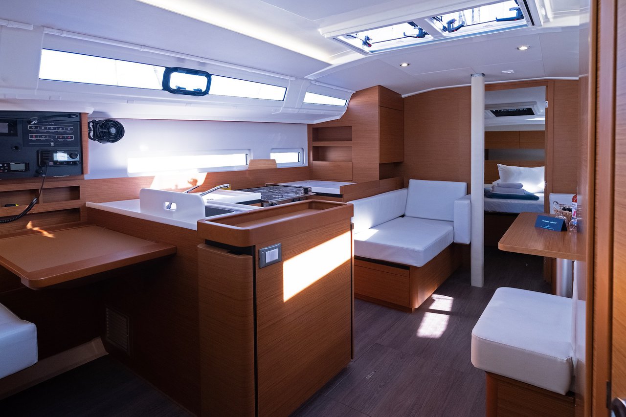Photo #5 - Sun Odyssey 410 - 3 cab. (Midnight Kiss) in Split - 37857