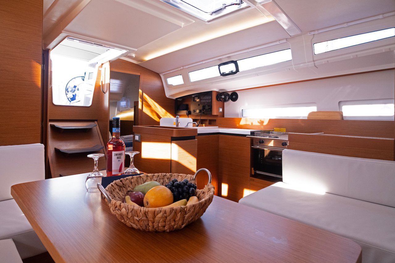Photo #6 - Sun Odyssey 410 - 3 cab. (Midnight Kiss) in Split - 37857