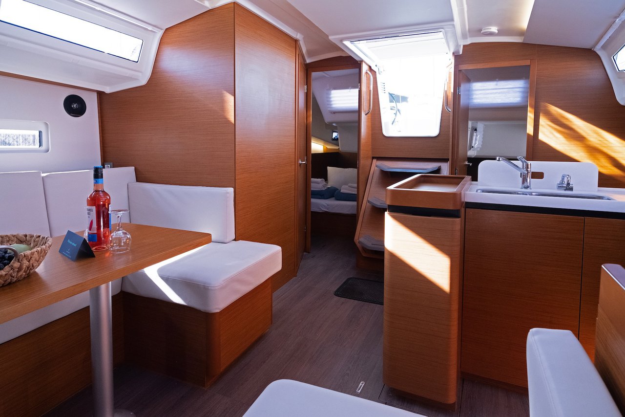 Photo #7 - Sun Odyssey 410 - 3 cab. (Midnight Kiss) in Split - 37857