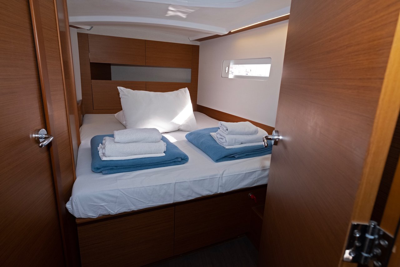 Photo #9 - Sun Odyssey 410 - 3 cab. (Midnight Kiss) in Split - 37857