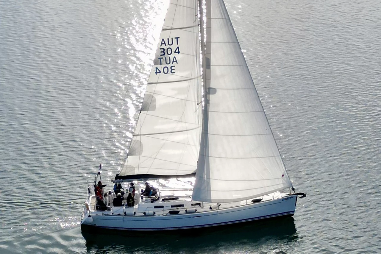 Dufour 44 - 4 cab.* (Jonathan Pink)  - 3