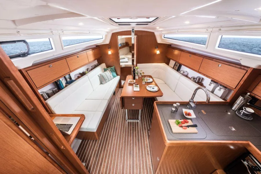 Bavaria Cruiser 34 - 2 cab. (Licence to chill)  - 6