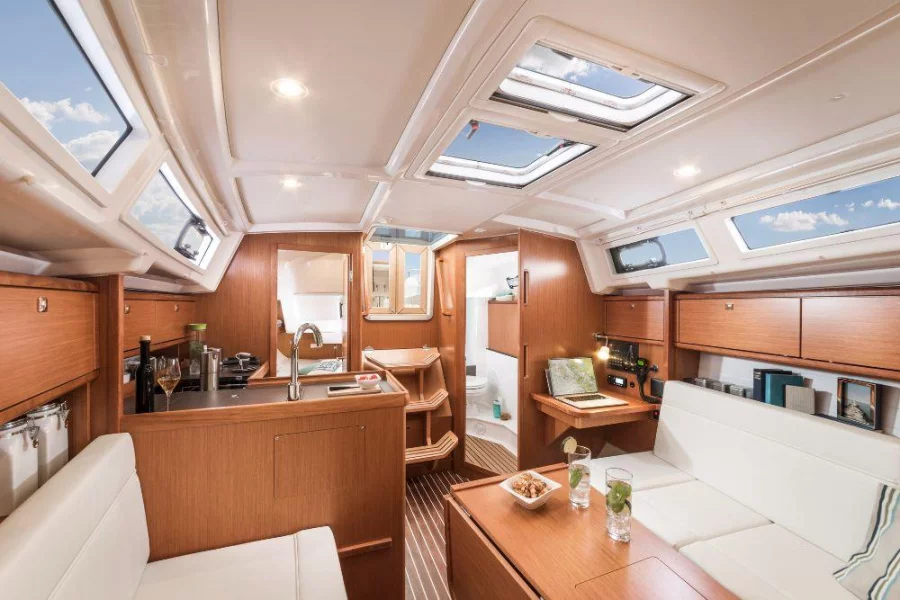 Bavaria Cruiser 34 - 2 cab. (Licence to chill)  - 8
