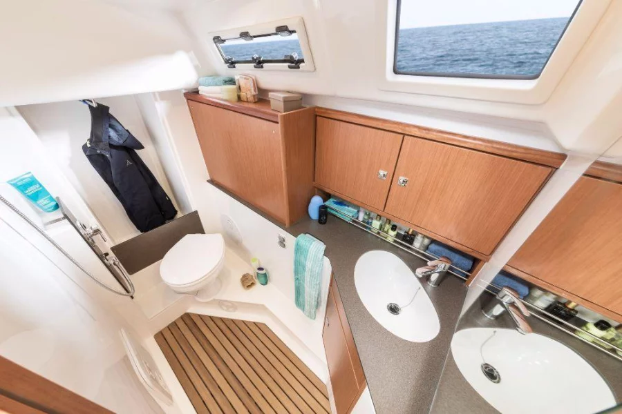 Bavaria Cruiser 34 - 2 cab. (Licence to chill)  - 14