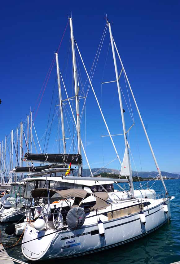 Photo #4 - Bavaria Cruiser 34 - 2 cab. (Yanna) in Corfu - 38793