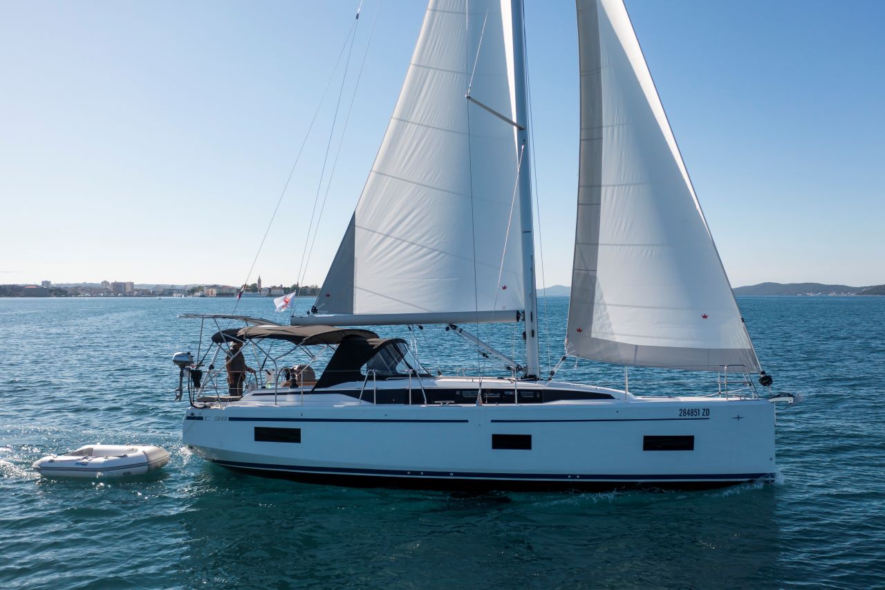Photo #5 - Bavaria C38 (Martini) en Zadar - 38900