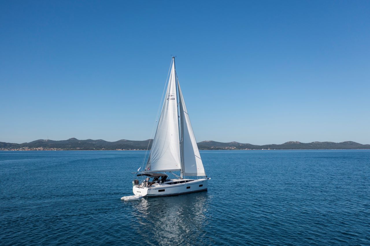 Photo #12 - Bavaria C38 (Martini) en Zadar - 38900