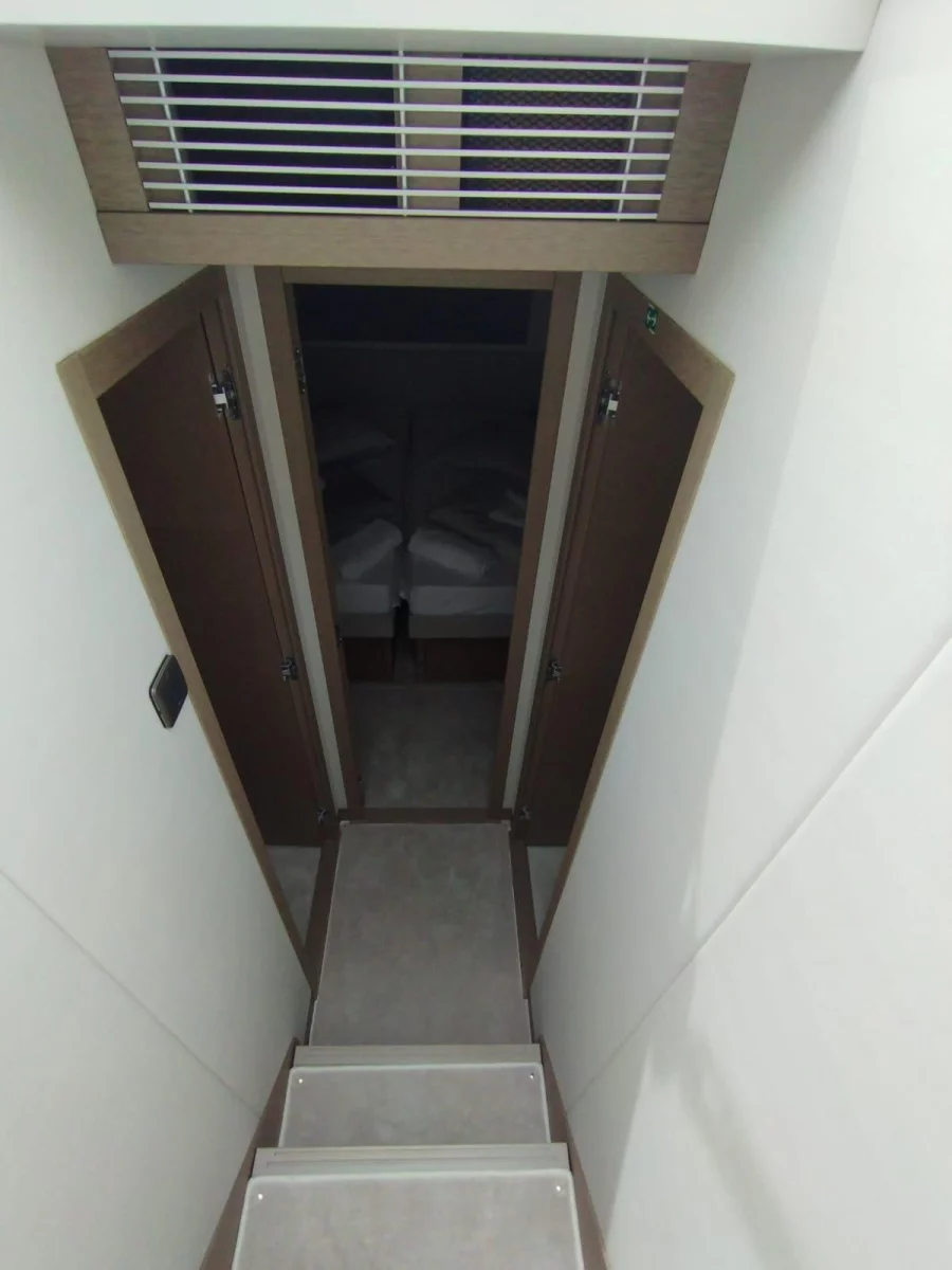 Prestige 520 Flybridge (Baby Indy)  - 6