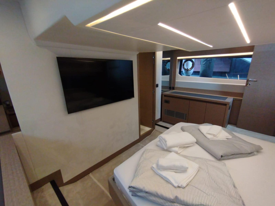 Photo #12 - Prestige 520 Flybridge (Baby Indy) in Split - 39614