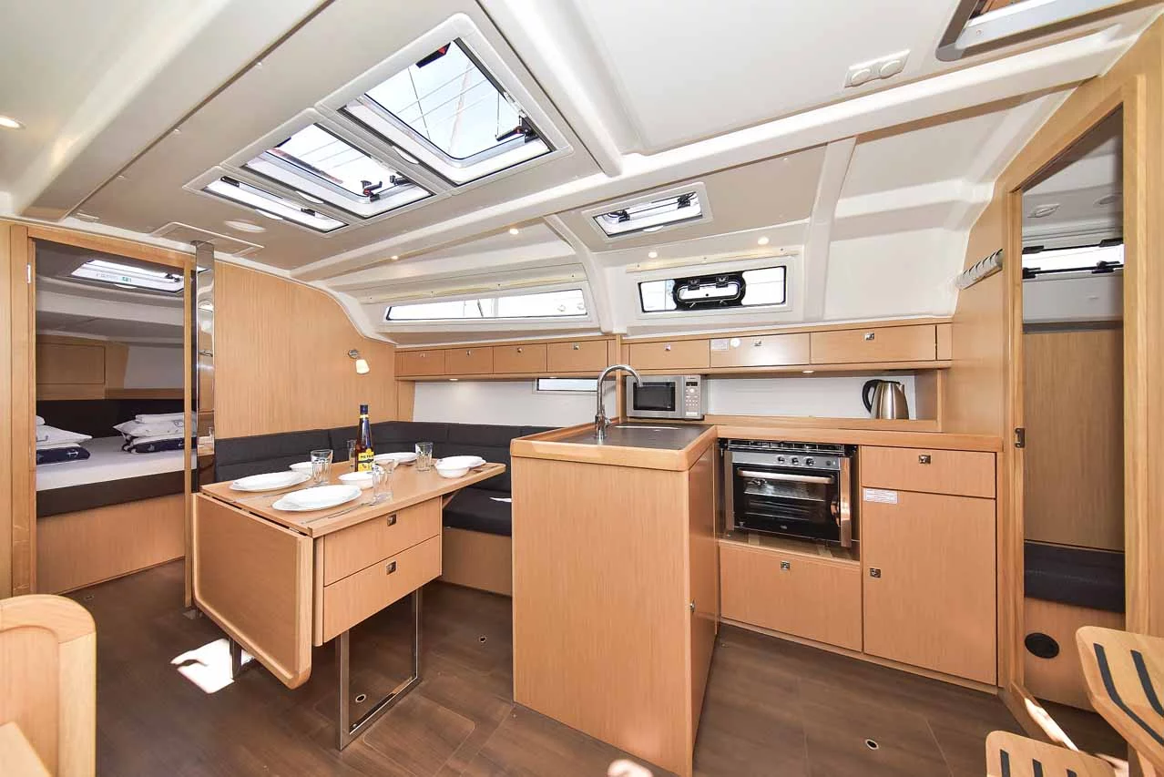 Bavaria Cruiser 37 - 2 cab. (White Pearl)  - 17