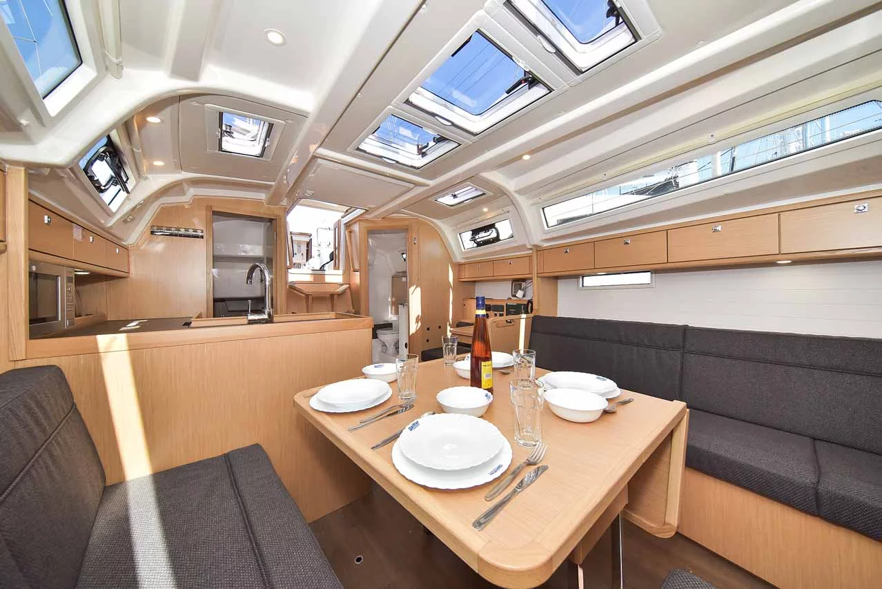 Bavaria Cruiser 37 - 2 cab. (White Pearl)  - 19