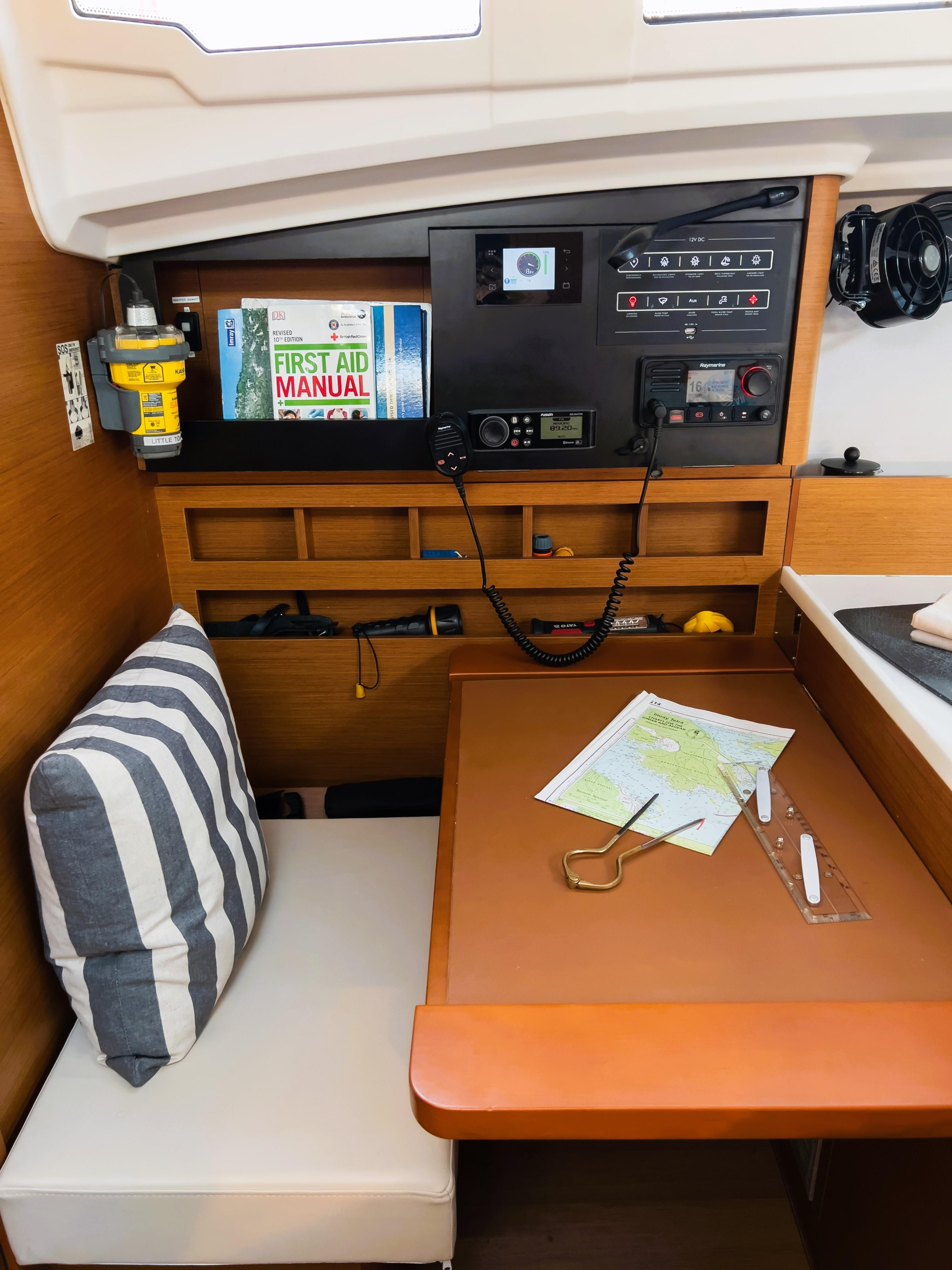 Photo #17 - Sun Odyssey 410 - 3 cab. (Little Tony) in Athen - 39808
