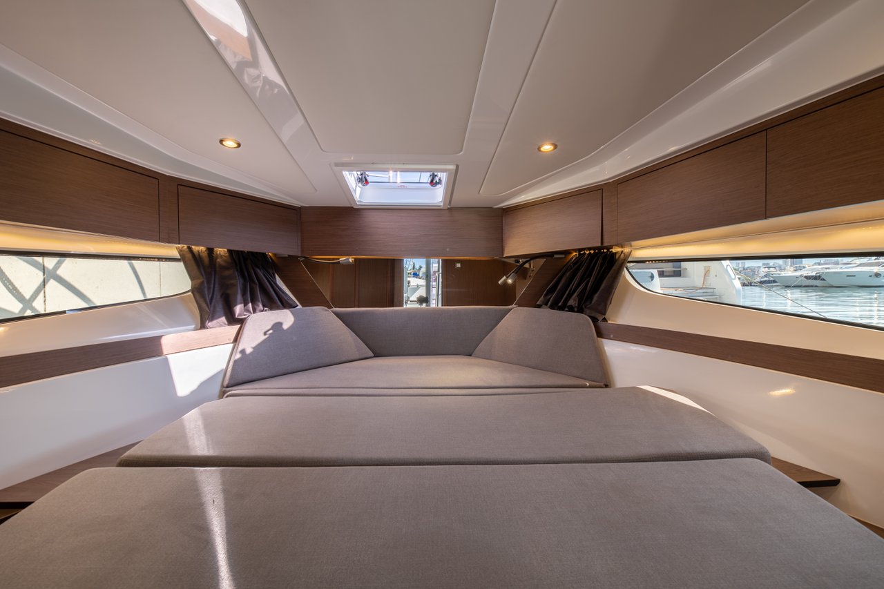 Photo #13 - Antares 11 Fly OB (Desire) in Split - 39837