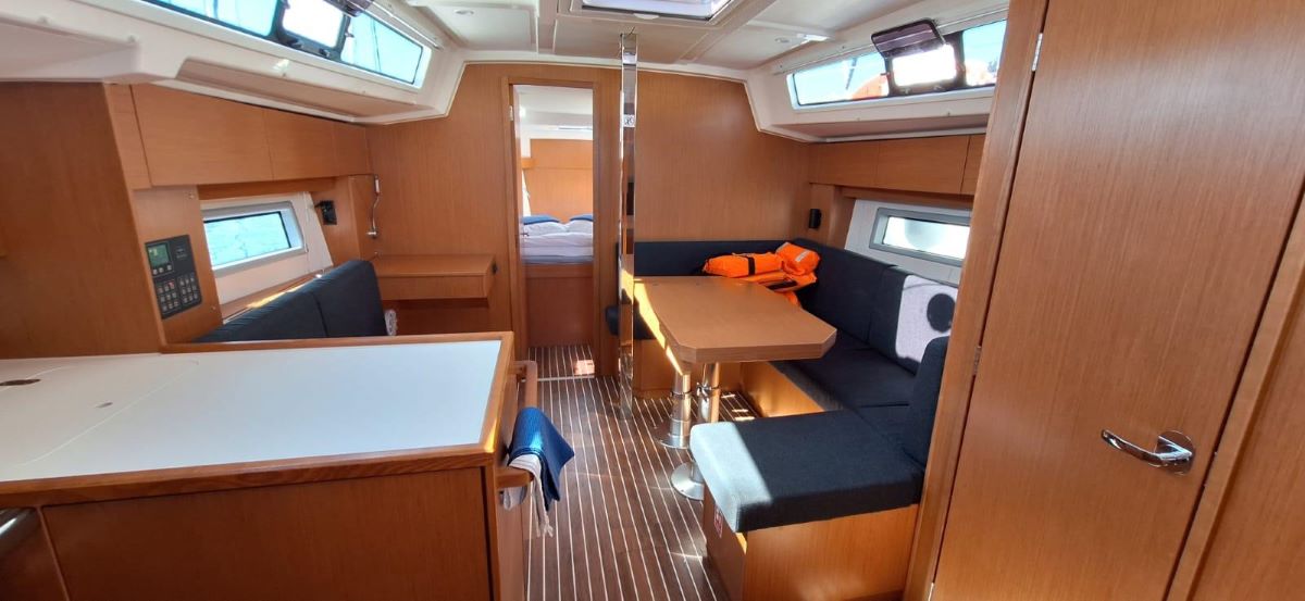 Photo #9 - Bavaria C38 (Papagena) en Trogir - 39868