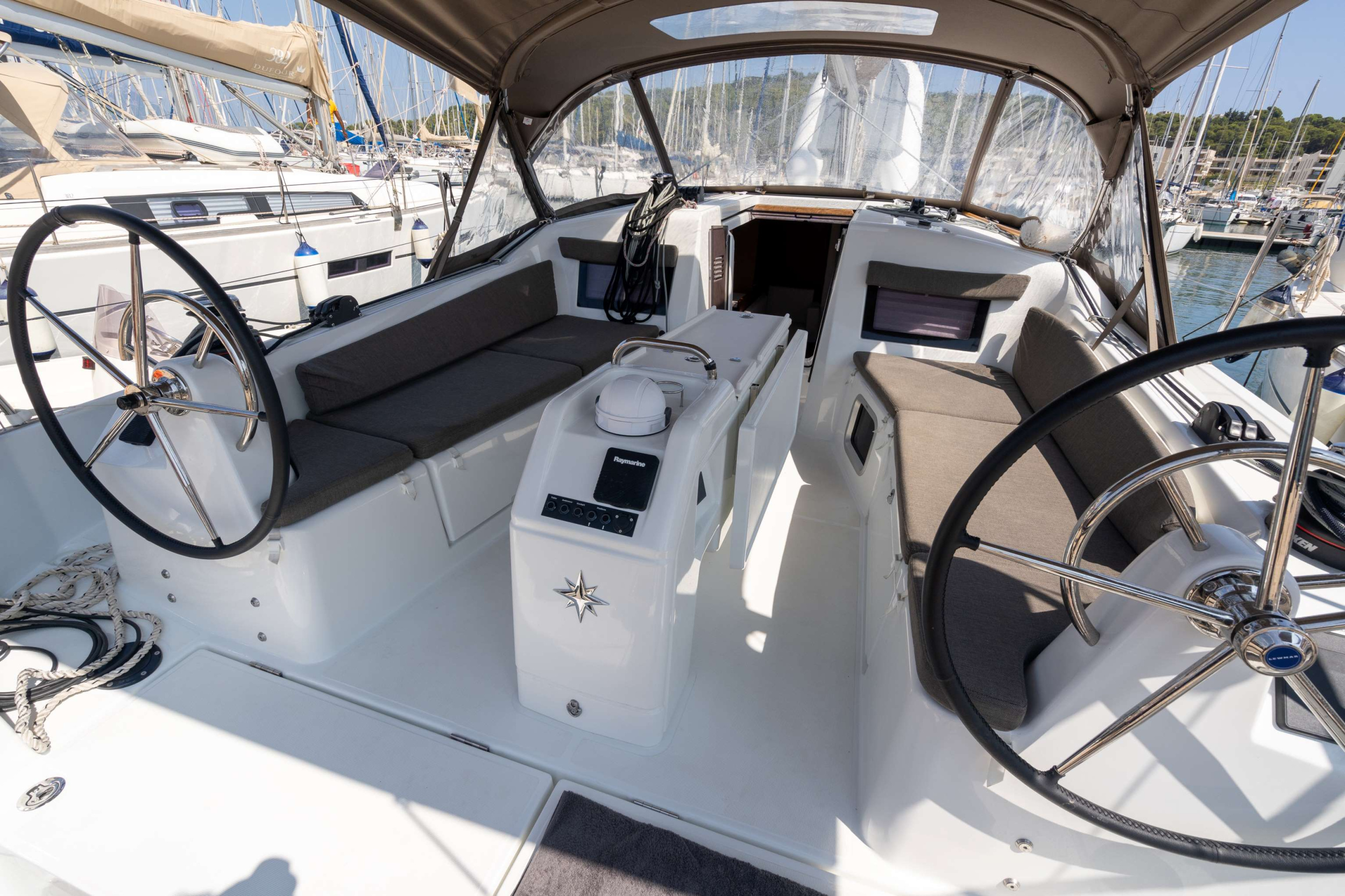 Photo #4 - Sun Odyssey 410 - 3 cab. (MOUSTIQUE II) in Port Pin Rolland - 40436
