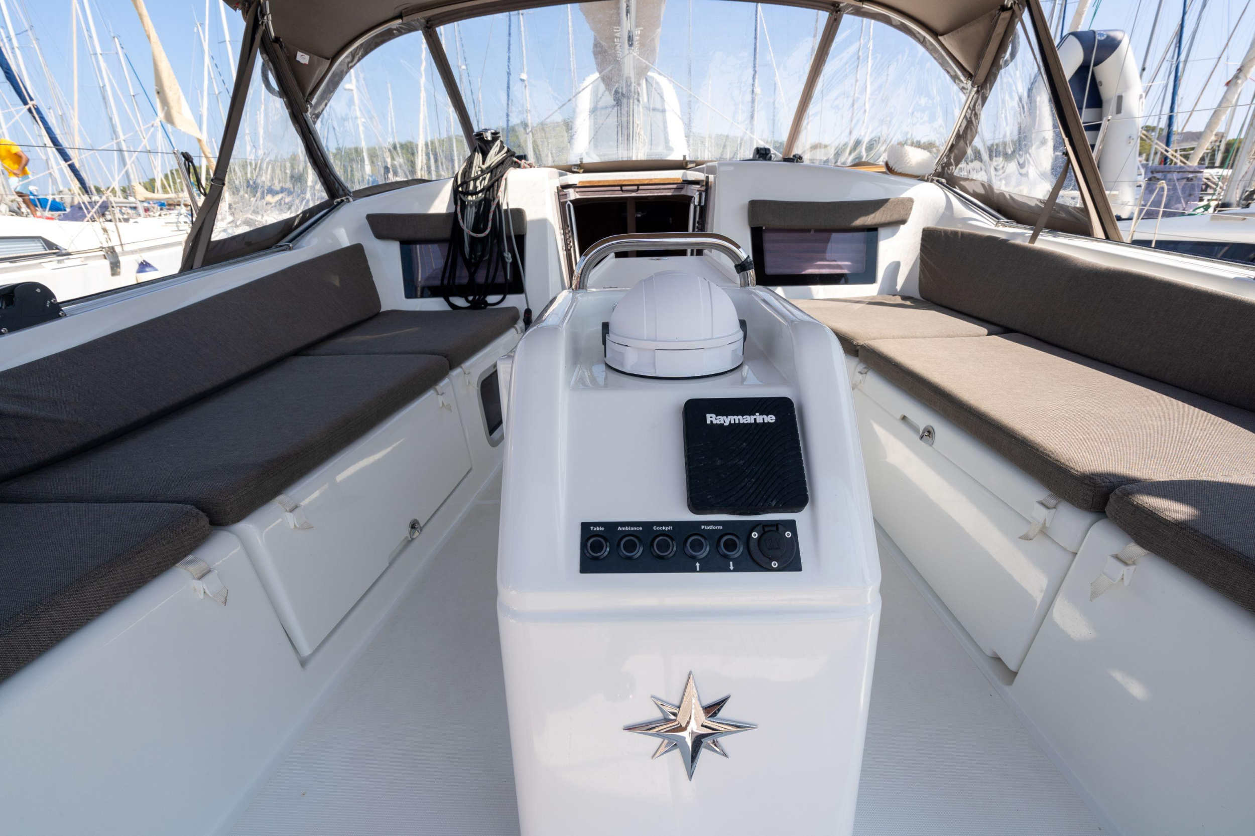 Photo #5 - Sun Odyssey 410 - 3 cab. (MOUSTIQUE II) in Port Pin Rolland - 40436