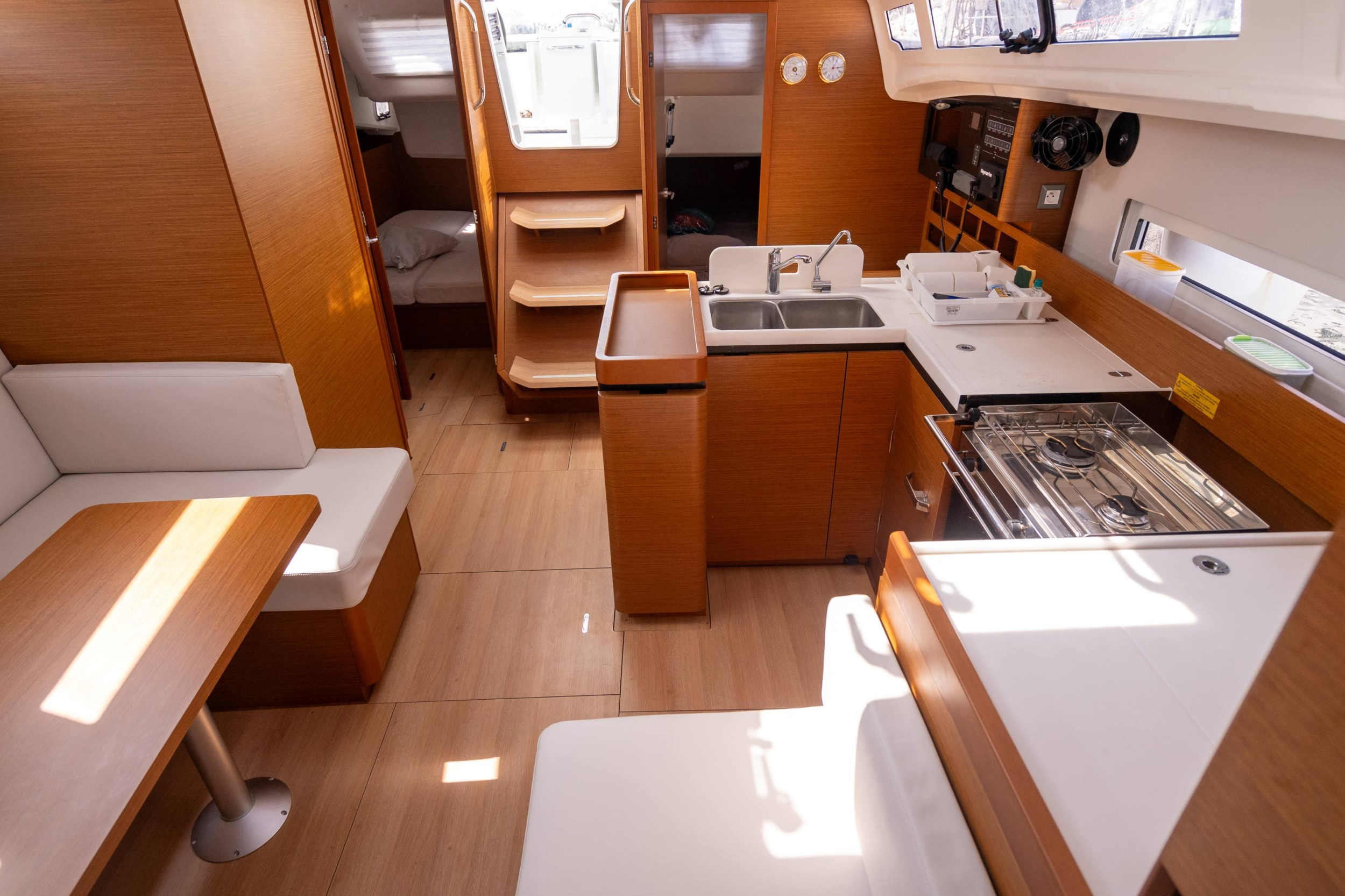 Photo #9 - Sun Odyssey 410 - 3 cab. (MOUSTIQUE II) in Port Pin Rolland - 40436