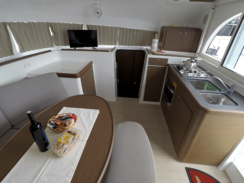 Photo #6 - Lagoon 380 - 4 + 2 cab. (Maya) in Sibenik - 40489