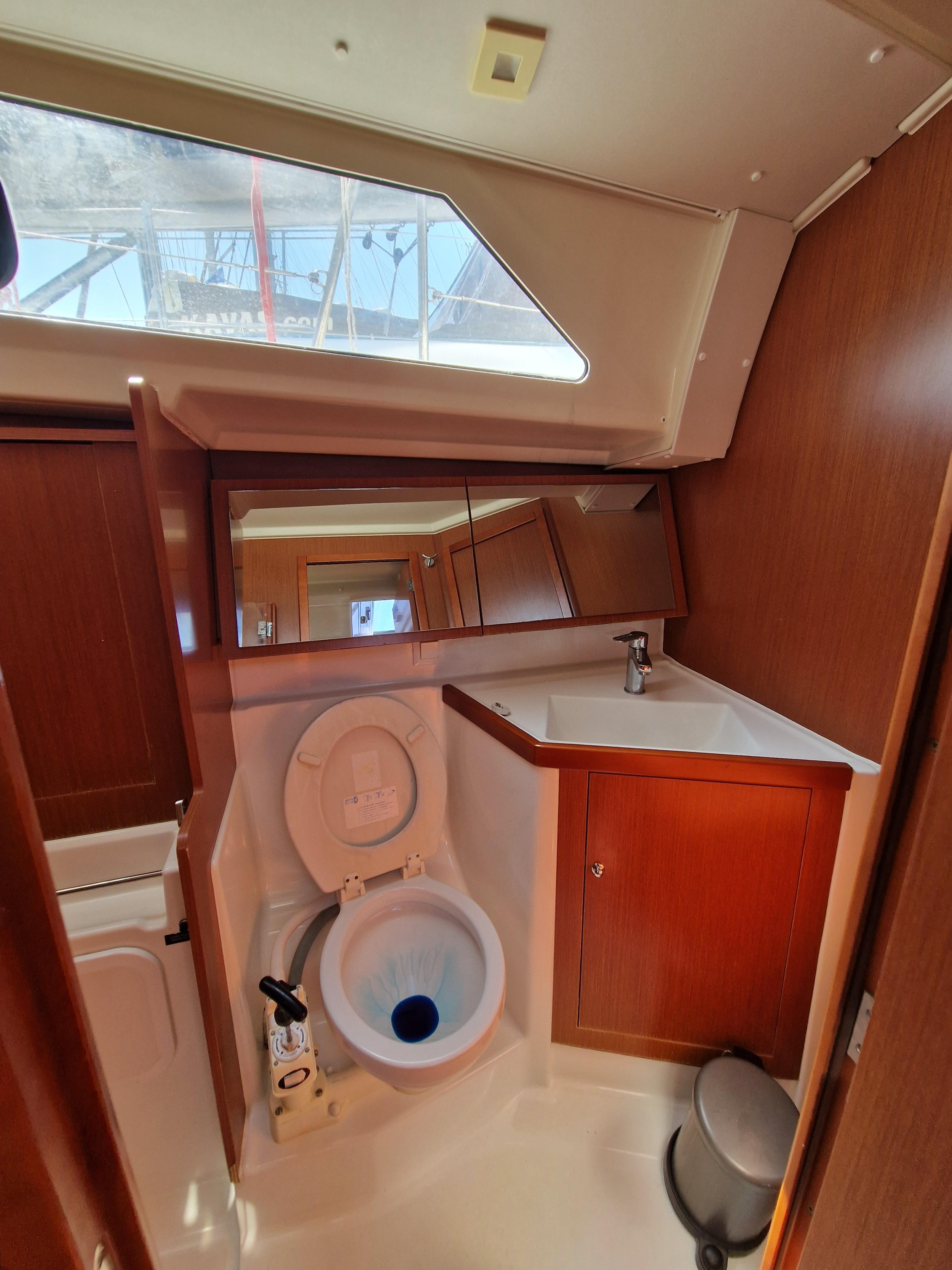 Photo #13 - Oceanis 41.1 (Kos 41.7) in Athen - 40520
