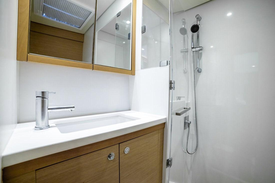 Photo #6 - Lagoon 52 - 4 + 2 cab. (White Pearl) en Atenas - 40742