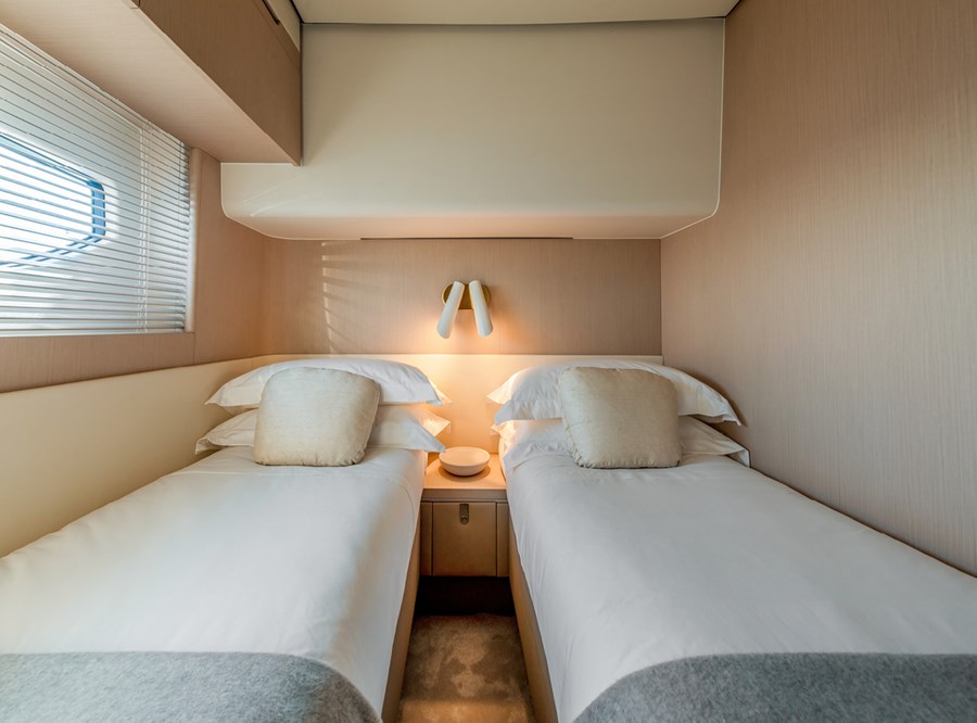 Photo #16 - Azimut 68 - 4 + 1 cab. (Pangea) en Podstrana - 40797