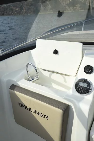Bayliner VR5 Outboard (Cuddy)  - 17