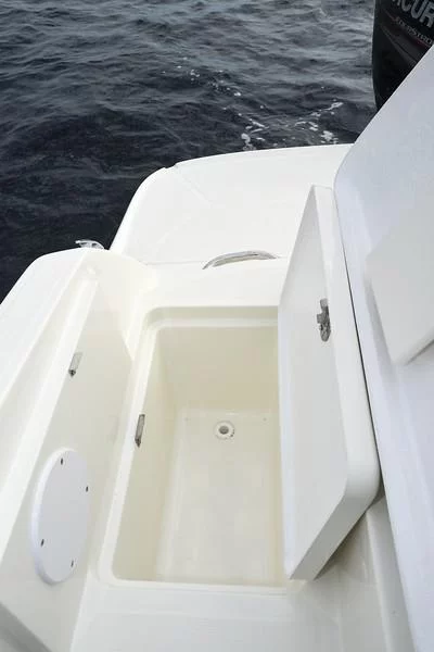 Bayliner VR5 Outboard (Cuddy)  - 18