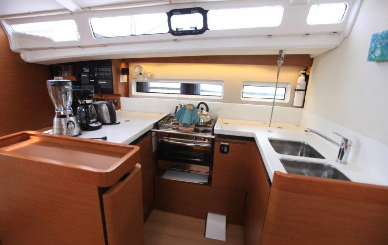 Photo #11 - Sun Odyssey 440 - 3 cab. (Reventador) in St. Petersburg - 40859