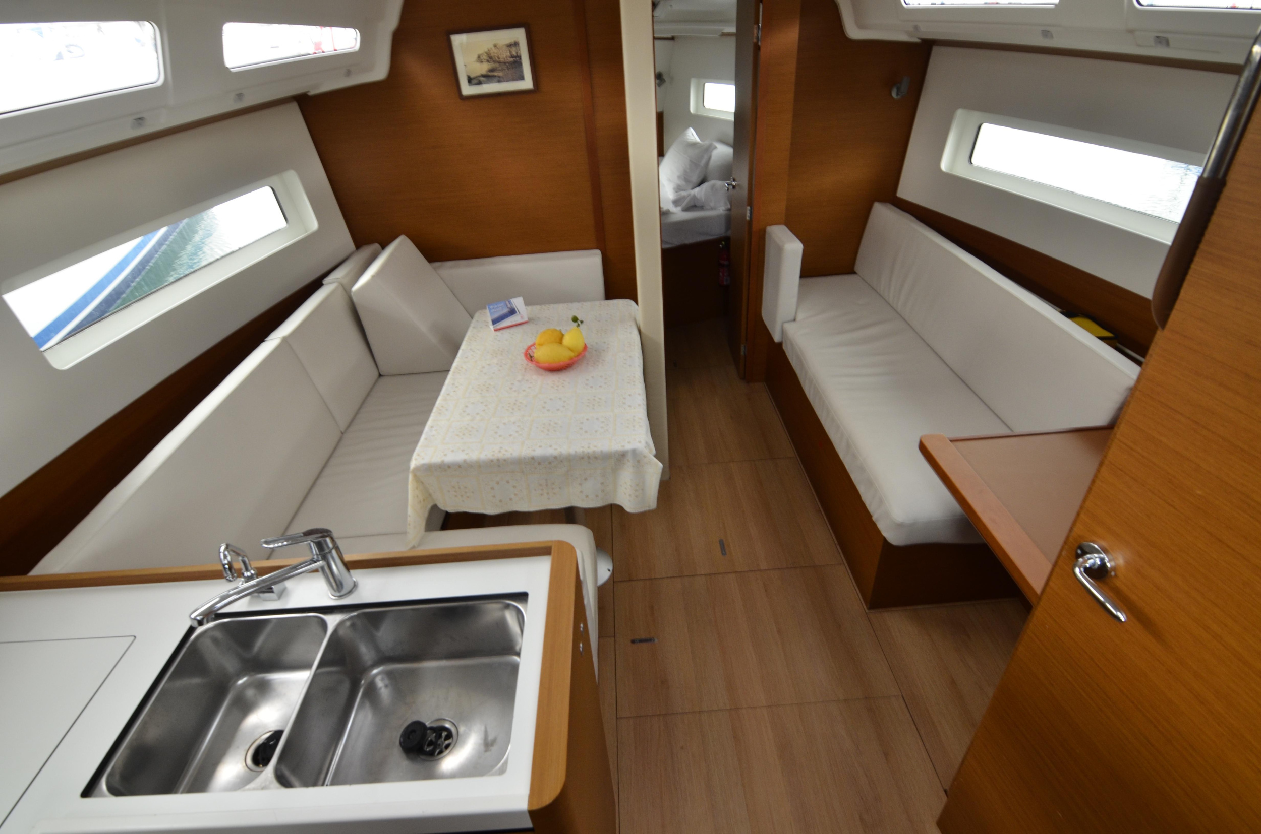 Photo #5 - Sun Odyssey 380 (Philippa) in Procida - 40973