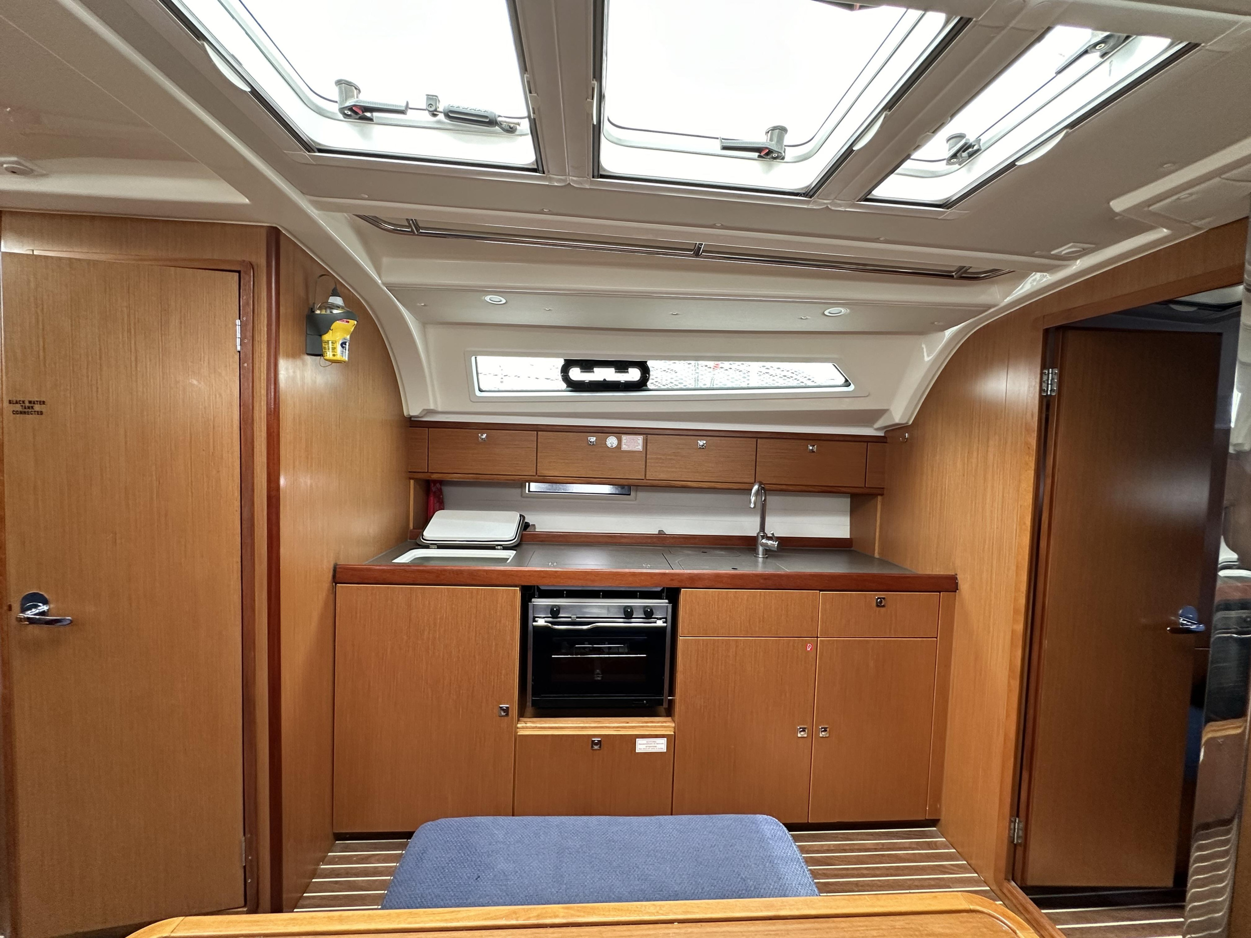Photo #8 - Bavaria Cruiser 41 - 3 cab. (Yvonne) in Athens - 40987